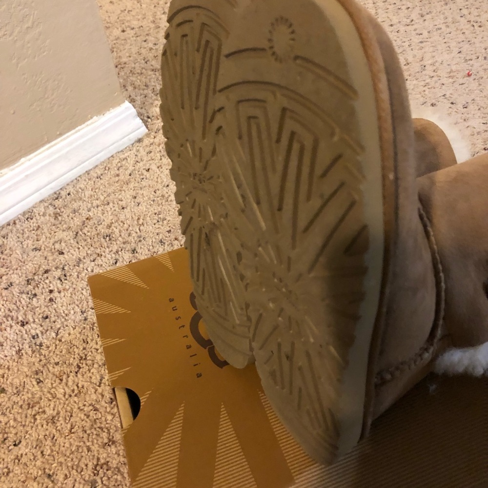 Uggs Bailey Button girls sz 4 (women’s size 6)